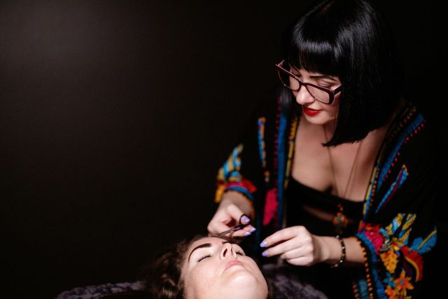 Kasia shaping a client’s brows